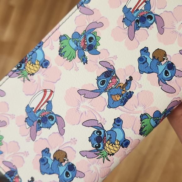 Disney Stitch wristlet wallet NWT - Picture 2 of 3